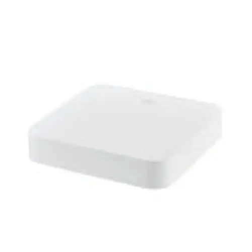 Weißes, quadratisches Smart Home Gerät auf einem hellen Hintergrund.